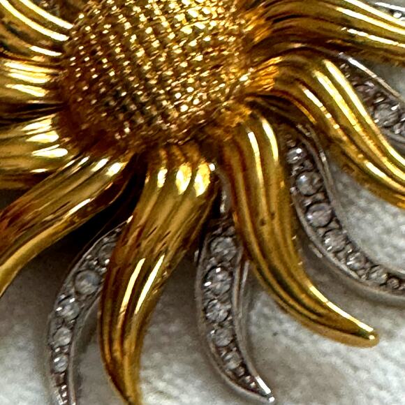 Kenneth Jay Lane KJL Gold and Silver Tone Rhinestone Kinetic Sunflower Brooch - Picture 4 of 11